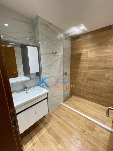 Tirane, jepet me qera apartament 2+1 , 120 m² (Zog te Zi, afer Ring Center)