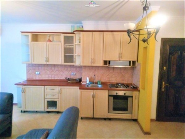 Tirane, jepet me qera apartament 2+1 Kati 8, 80 m² 600 € (QENDER)