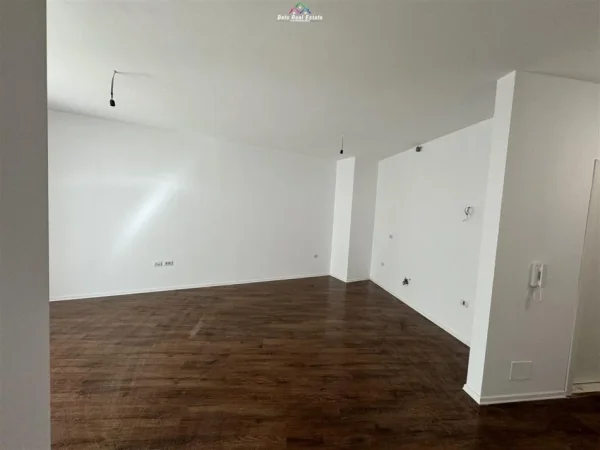 Tirane, jepet me qera zyre Kati 2, 95 m² 600 € (Rruga e Barrikadave)