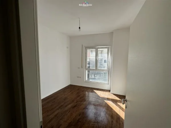 Tirane, jepet me qera zyre Kati 2, 95 m² 600 € (Rruga e Barrikadave)