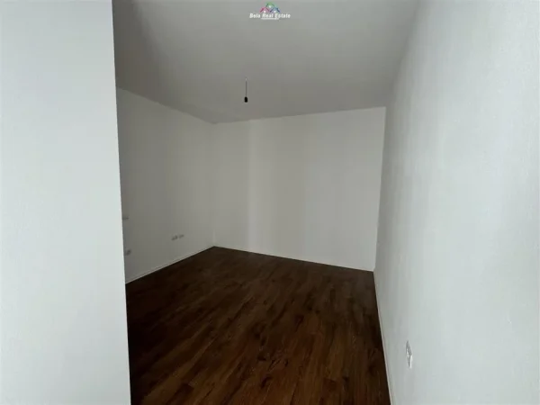 Tirane, jepet me qera zyre Kati 2, 95 m² 600 € (Rruga e Barrikadave)
