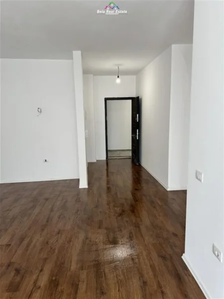 Tirane, jepet me qera zyre Kati 2, 95 m² 600 € (Rruga e Barrikadave)