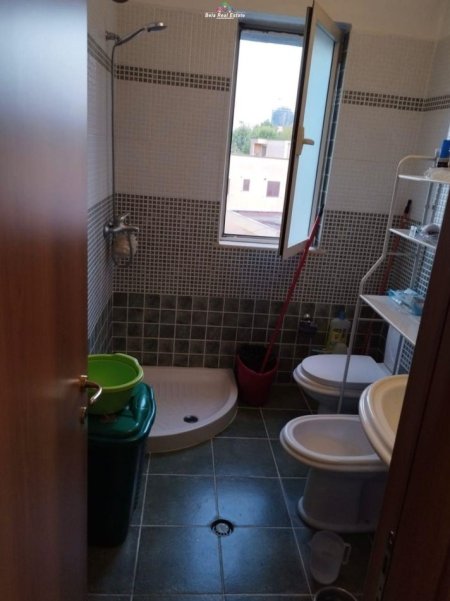 Tirane, jepet me qera apartament 1+1+Ballkon Kati 5, 60 m² 450 € (STACIONI I TRENIT)