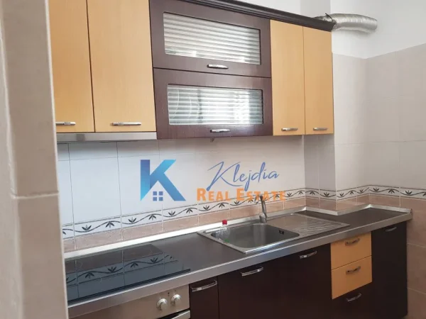 Tirane, jepet me qera apartament 2+1 Kati 2, 118 m² 500 € (Don Bosko, afer shkolles Qazim Turdiu)