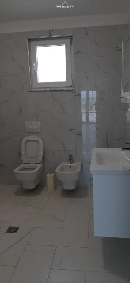 Tirane, jepet me qera Vile 4+1 Kati 1, 480 m² 2000 € (MJULL BATHORE)