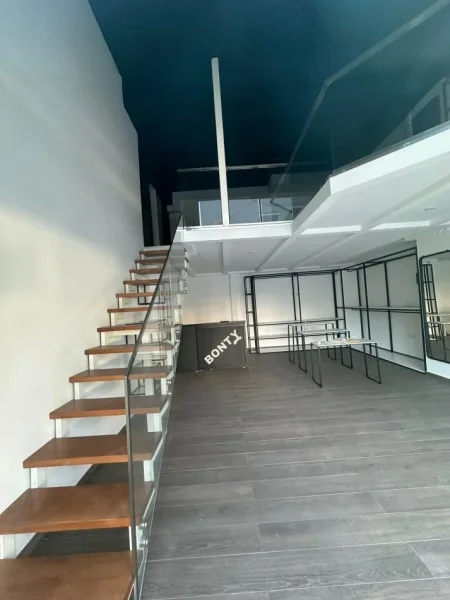 Tirane, jepet me qera ambjent biznesi Kati 0, 100 m² 1.000 € (Square 21)