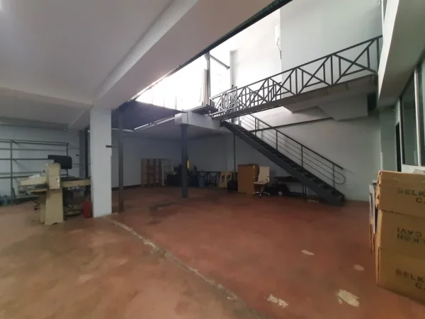 Tirane, shitet magazine Kati -1, 448 m² 270.000 € (Terminali i autobuzave, kthesa e kamzes)