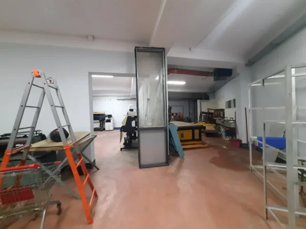 Tirane, shitet magazine Kati -1, 448 m² 270.000 € (Terminali i autobuzave, kthesa e kamzes)