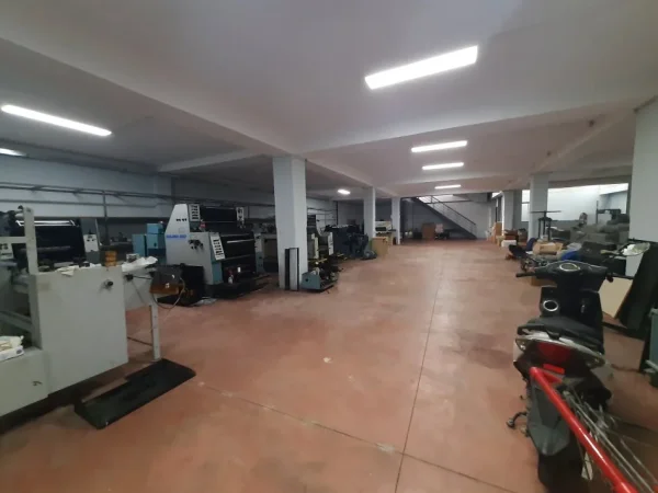 Tirane, shitet magazine Kati -1, 448 m² 270.000 € (Terminali i autobuzave, kthesa e kamzes)