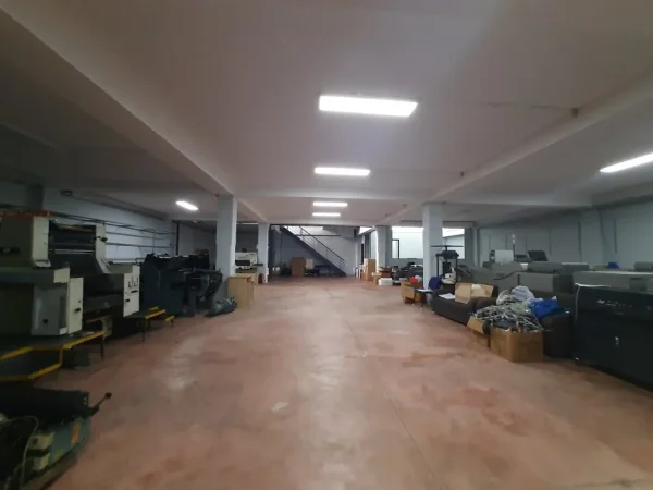 Tirane, shitet magazine Kati -1, 448 m² 270.000 € (Terminali i autobuzave, kthesa e kamzes)