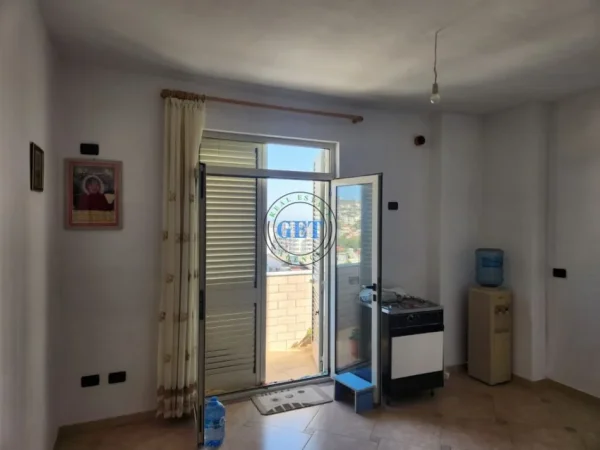 Durres, jepet me qera apartament 2+1+Ballkon Kati 12, 126 m² 300 € (Gjykata, Durres)