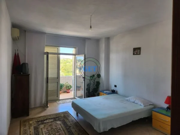 Durres, jepet me qera apartament 2+1+Ballkon Kati 12, 126 m² 300 € (Gjykata, Durres)