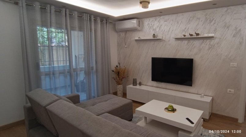 Tirane, jepet me qera apartament 1+1+Ballkon Kati 1, 75 m² 750 € (QENDER)