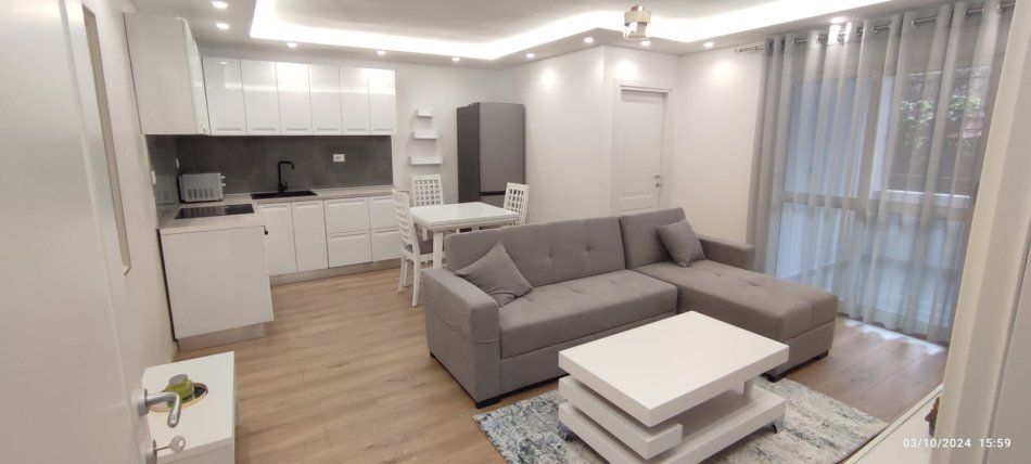 Tirane, jepet me qera apartament 1+1+Ballkon Kati 1, 75 m² 750 € (QENDER)