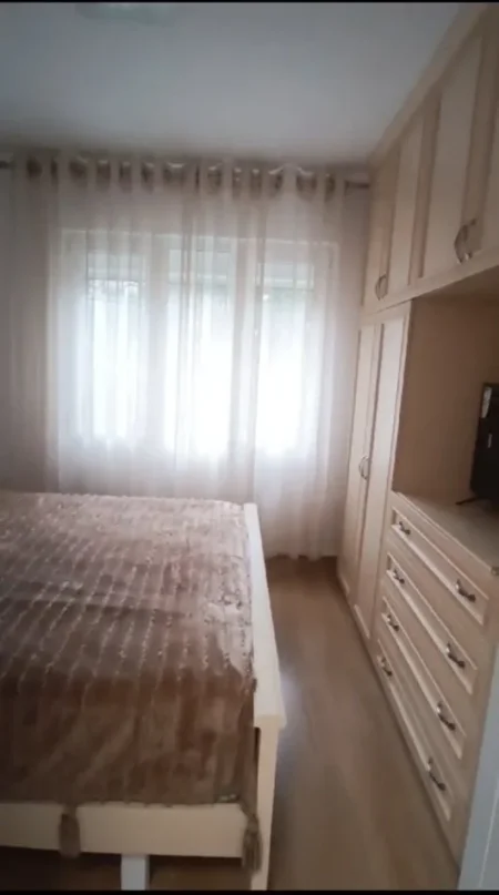Tirane, jepet me qera apartament 1+1+Ballkon Kati 1, 75 m² 750 € (QENDER)
