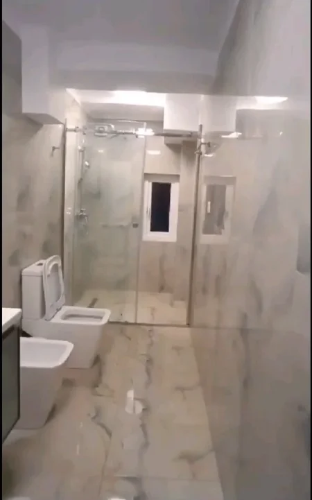 Tirane, jepet me qera apartament 1+1+Ballkon Kati 1, 75 m² 750 € (QENDER)