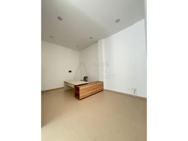 Tirane, jepet me qera ambjent biznesi Kati 0, 140 m² 1.000 € (Spitali QSUT)