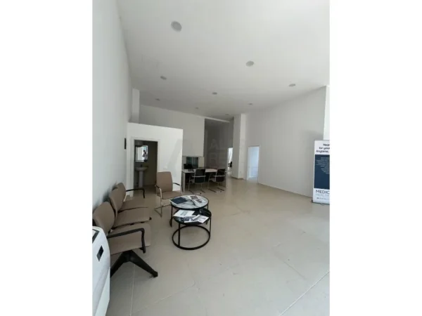 Tirane, jepet me qera ambjent biznesi Kati 0, 140 m² 1.000 € (Spitali QSUT)