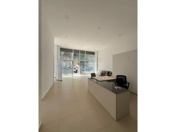 Tirane, jepet me qera ambjent biznesi Kati 0, 140 m² 1.000 € (Spitali QSUT)