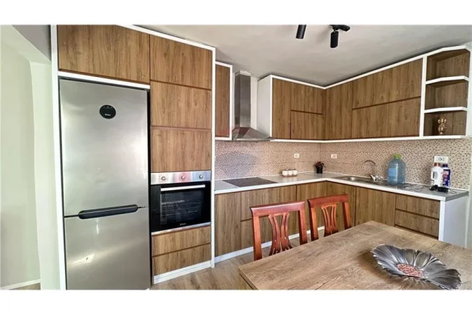 Tirane, jepet me qera apartament 1+1 Kati 1, 92 m² 450 € (Rruga e Dibres)