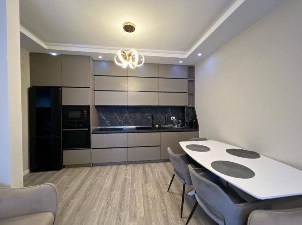 Tirane, jepet me qera apartament 2+1+Ballkon Kati 5, 91 m² 800 € (STACIONI TRENIT)