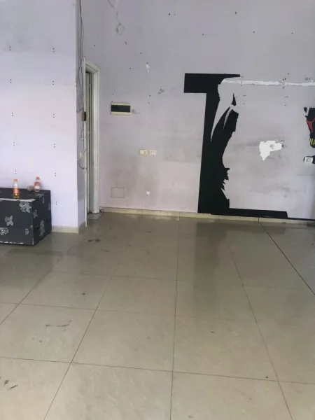 Tirane, jepet me qera dyqan Kati 0, 55 m² 450 € (DON BOSKO)