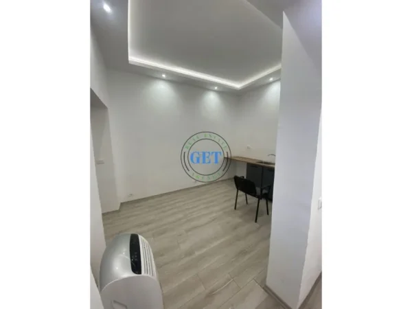 Durres, jepet me qera ambjent biznesi Kati 2, 75 m² 450 € (Bulevardi Durres)