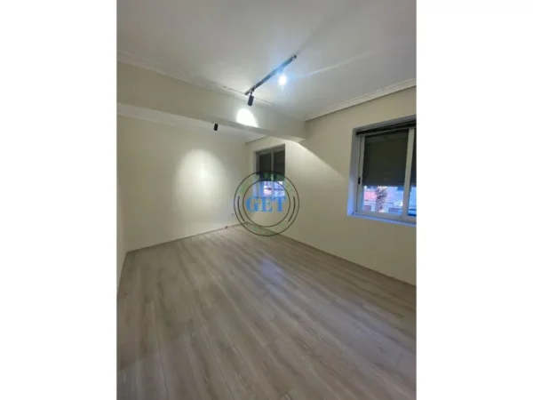 Durres, jepet me qera ambjent biznesi Kati 2, 75 m² 450 € (Bulevardi Durres)