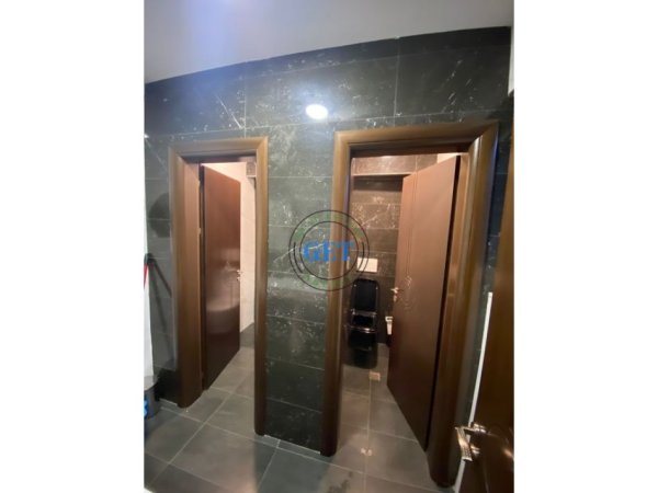 Durres, jepet me qera lokal Kati 2, 160 m² 1.500 € (Stadjumi Durres)