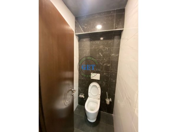 Durres, jepet me qera lokal Kati 2, 160 m² 1.500 € (Stadjumi Durres)