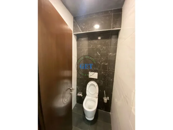 Durres, jepet me qera lokal Kati 2, 160 m² 1.500 € (Stadjumi Durres)