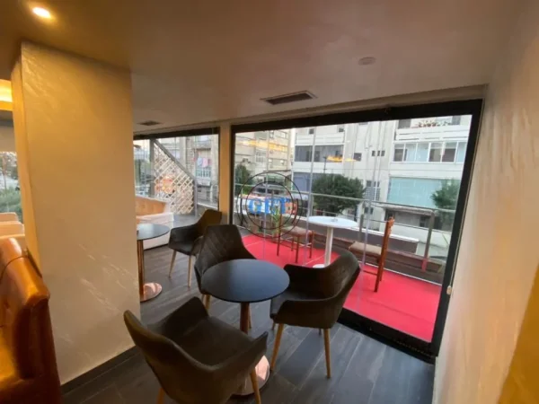 Durres, jepet me qera lokal Kati 2, 160 m² 1.500 € (Stadjumi Durres)