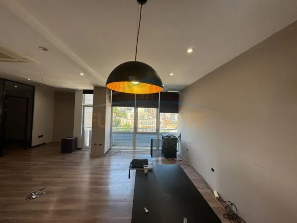 Durres, jepet me qera ambjent biznesi Kati 6, 92 m² 700 € (Prane Bashkise)