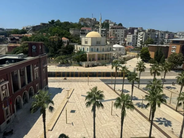 Durres, jepet me qera ambjent biznesi Kati 6, 92 m² 700 € (Prane Bashkise)