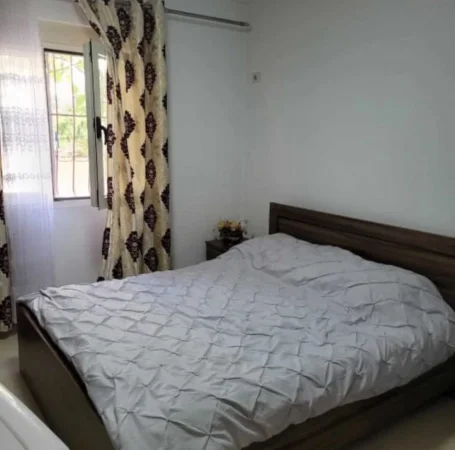 Tirane, jepet me qera apartament 1+1+Ballkon Kati 1, 55 m² 350 € (SHKOLLA E BASHKUAR)