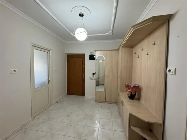 Tirane, jepet me qera apartament 2+1+Ballkon Kati 5, 90 m² 800 € (RRUGA E KAVAJES)