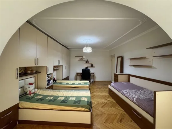 Tirane, jepet me qera apartament 2+1+Ballkon Kati 5, 90 m² 800 € (RRUGA E KAVAJES)
