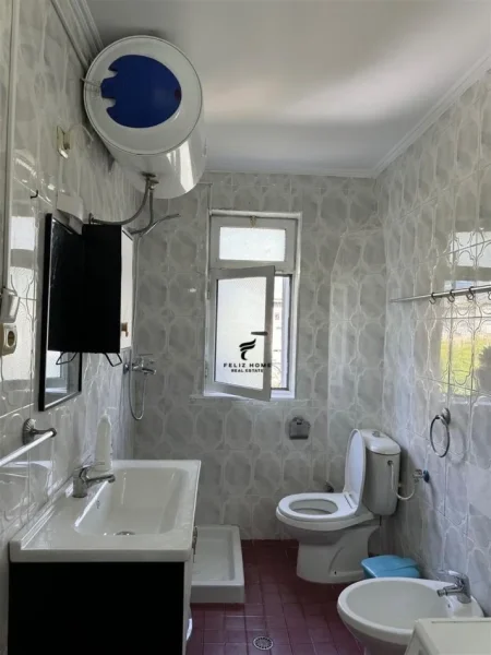 Tirane, jepet me qera apartament 2+1+Ballkon Kati 5, 90 m² 800 € (RRUGA E KAVAJES)