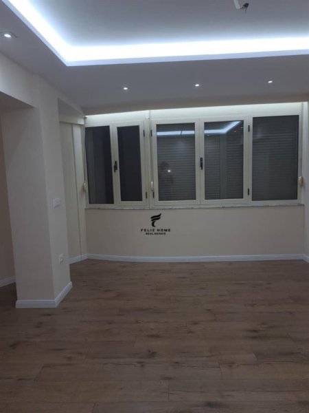 Tirane, jepet me qera apartament 2+1+Ballkon Kati 3, 80 m² 900 € (QENDER)