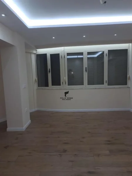 Tirane, jepet me qera apartament 2+1+Ballkon Kati 3, 80 m² 900 € (QENDER)