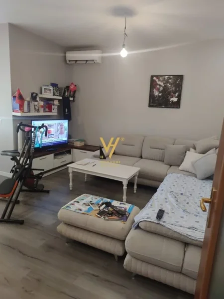 Tirane, jepet me qera apartament 1+1+Ballkon Kati 5, 72 m² 600 € (QENDRA KRISTAL)