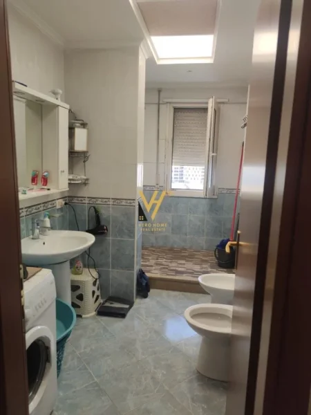 Tirane, jepet me qera apartament 1+1+Ballkon Kati 5, 72 m² 600 € (QENDRA KRISTAL)