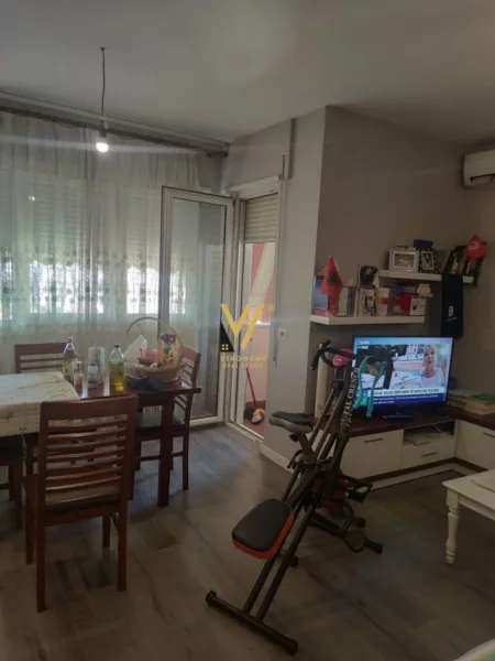 Tirane, jepet me qera apartament 1+1+Ballkon Kati 5, 72 m² 600 € (QENDRA KRISTAL)