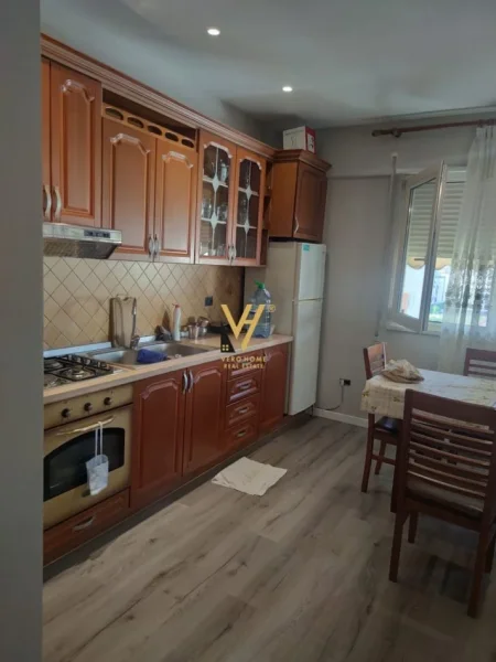 Tirane, jepet me qera apartament 1+1+Ballkon Kati 5, 72 m² 600 € (QENDRA KRISTAL)