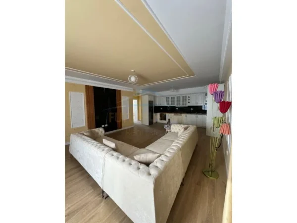 Tirane, jepet me qera apartament 2+1+Ballkon Kati 4, 143 m² 850 € (Liqeni I Farkes)
