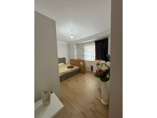 Tirane, jepet me qera apartament 2+1+Ballkon Kati 4, 143 m² 850 € (Liqeni I Farkes)