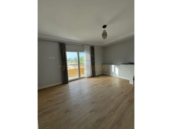 Tirane, jepet me qera apartament 2+1+Ballkon Kati 4, 143 m² 850 € (Liqeni I Farkes)