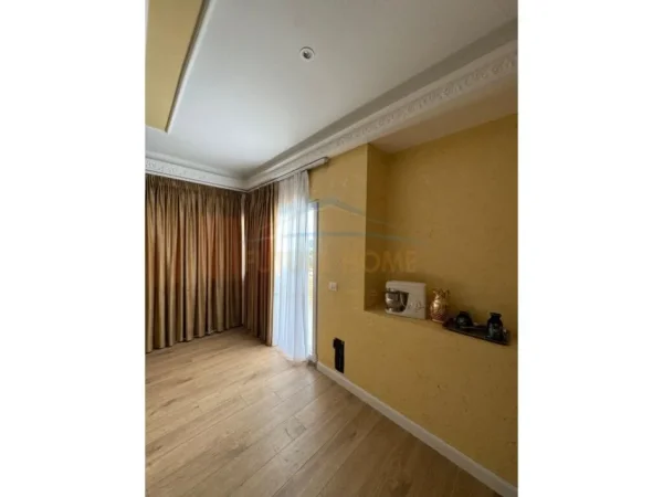 Tirane, jepet me qera apartament 2+1+Ballkon Kati 4, 143 m² 850 € (Liqeni I Farkes)