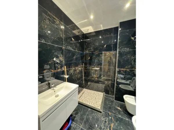 Tirane, jepet me qera apartament 2+1+Ballkon Kati 4, 143 m² 850 € (Liqeni I Farkes)