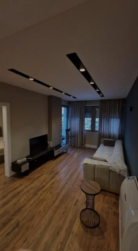 Tirane, jepet me qera apartament 2+1 Kati 5, 95 m² 500 € (YZBERISHT)